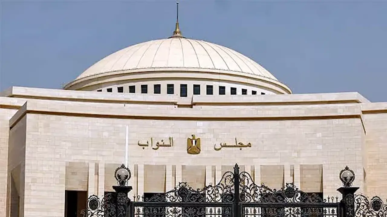 حلول مبتكرة لإنهاء أزمة انتظار السيارات في القاهرة التاريخية
