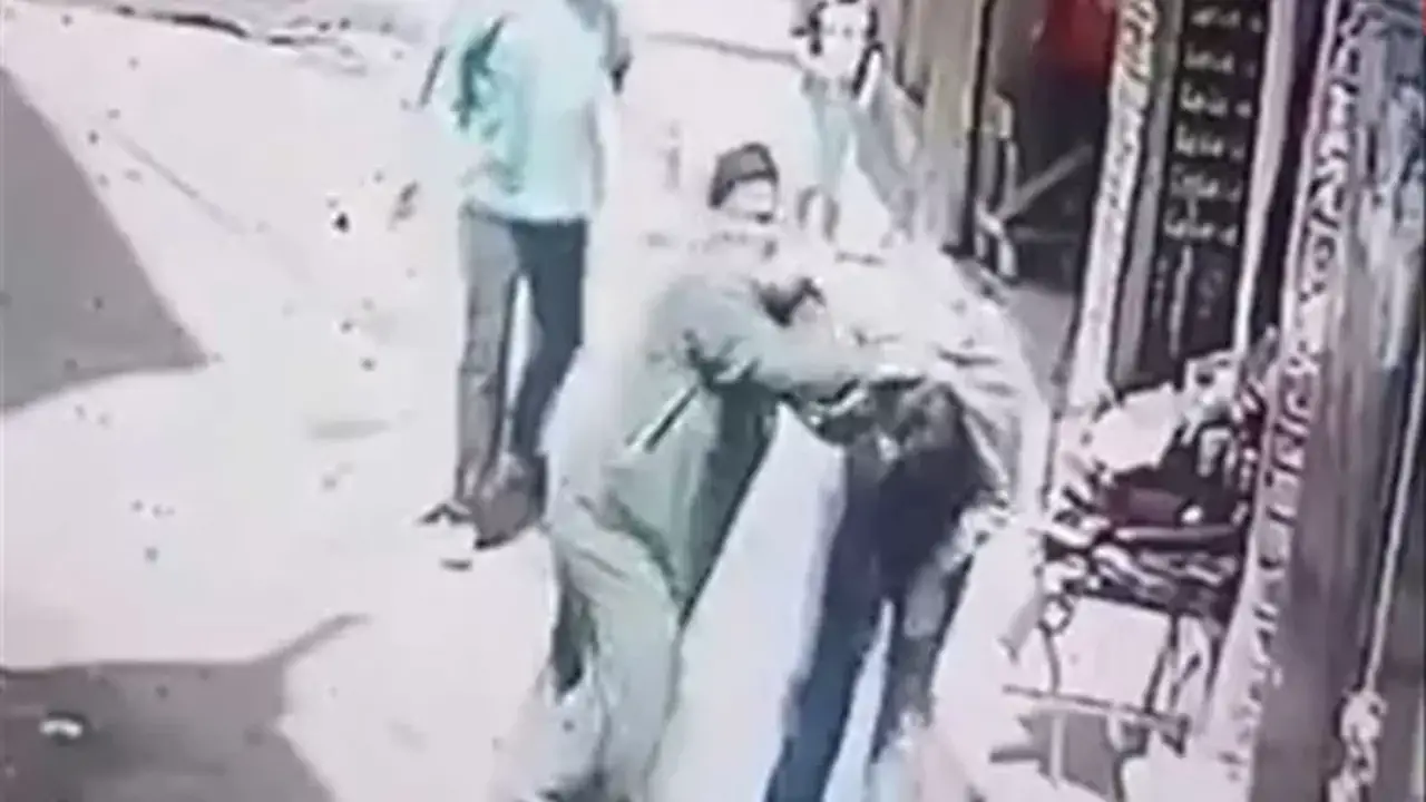 ضبط سيدة اعتدت على زوجة ابنها بالشارع في المحلة الكبرى