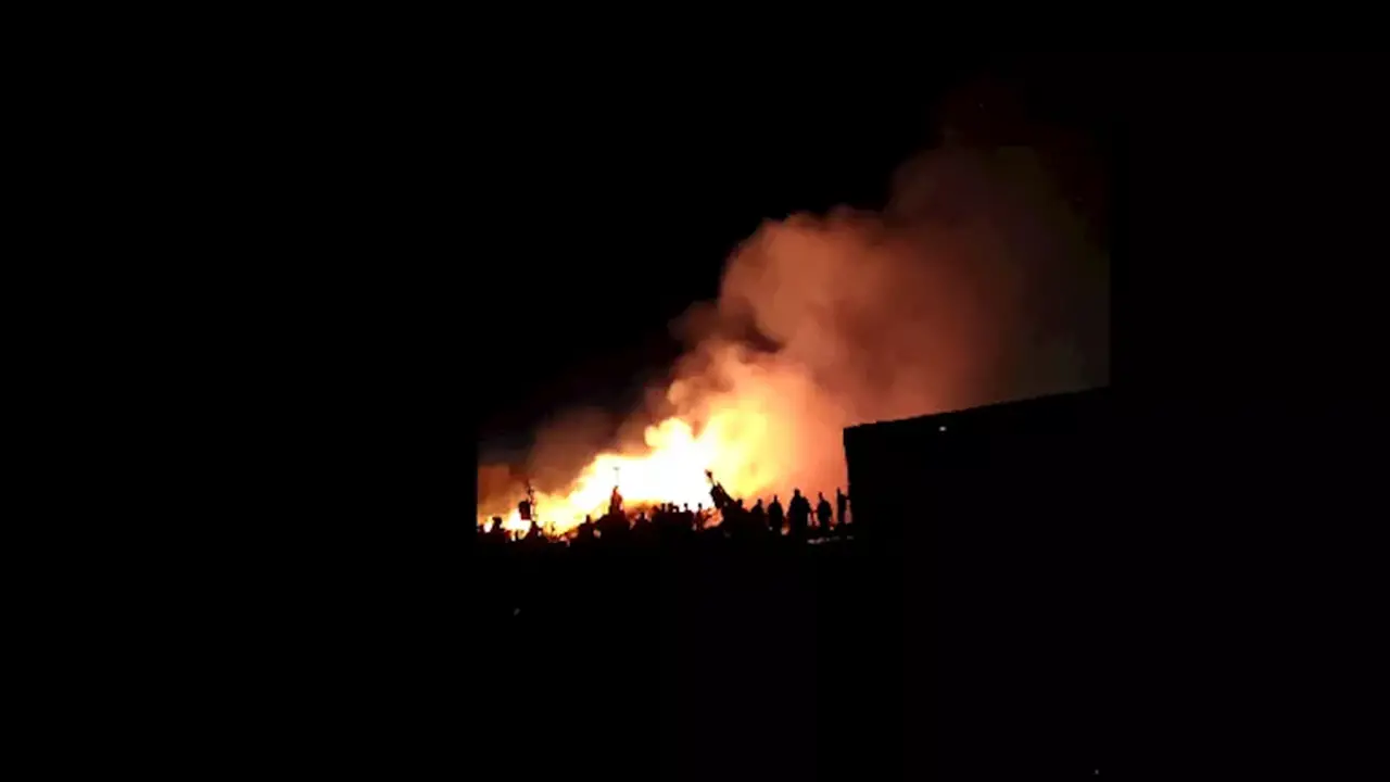جهود مكثفة لإخماد حريق داخل مصنع موالح في منيا القمح