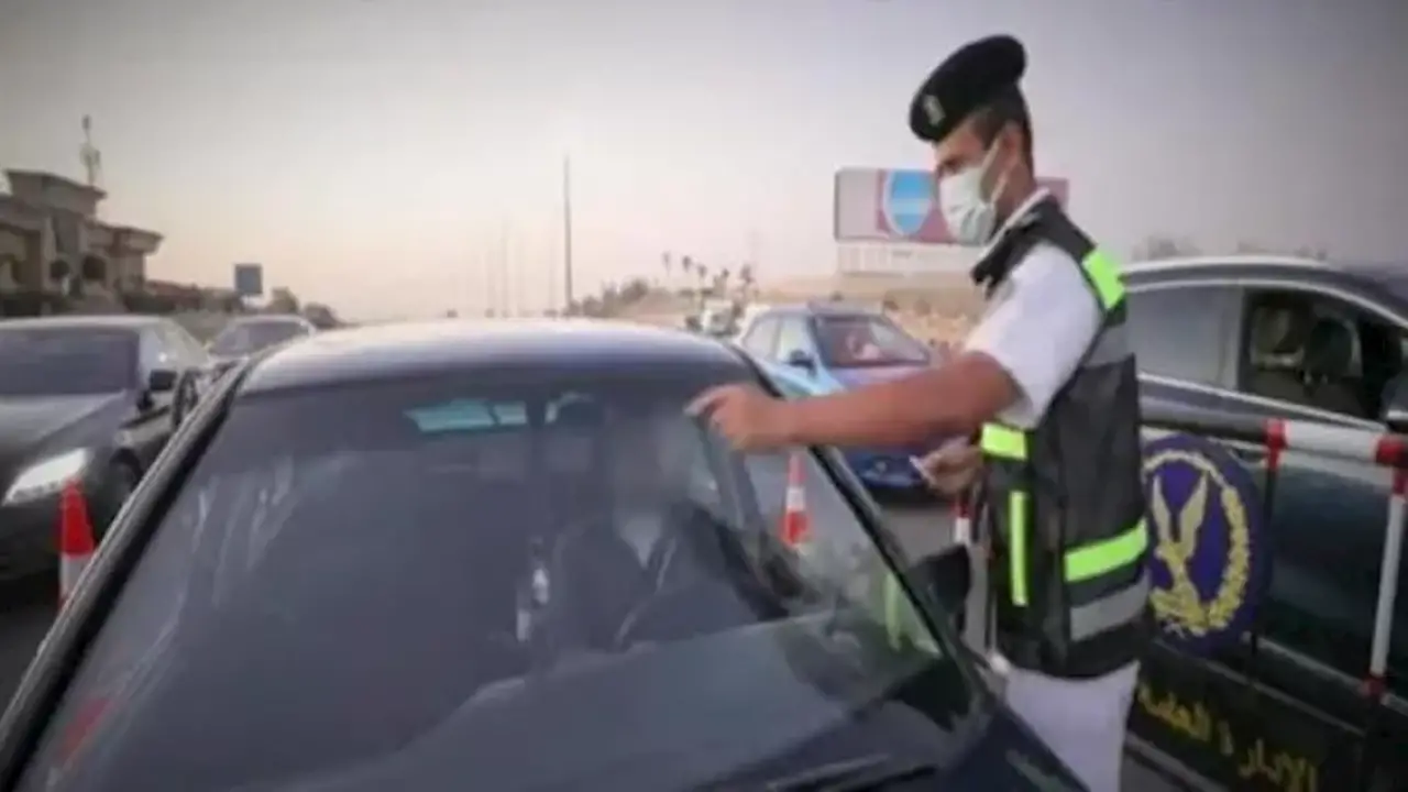 حملات مرورية مكثفة تسفر عن تحرير 998 مخالفة ملصق إلكتروني ورفع 26 مركبة متهالكة