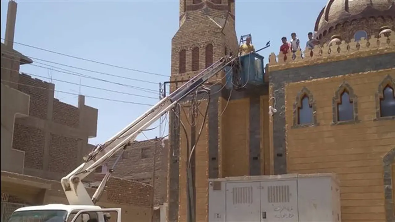 حملة لتقنين أوضاع التوك توك وصيانة كشافات الإنارة في منطقة الشادر القديم بقنا