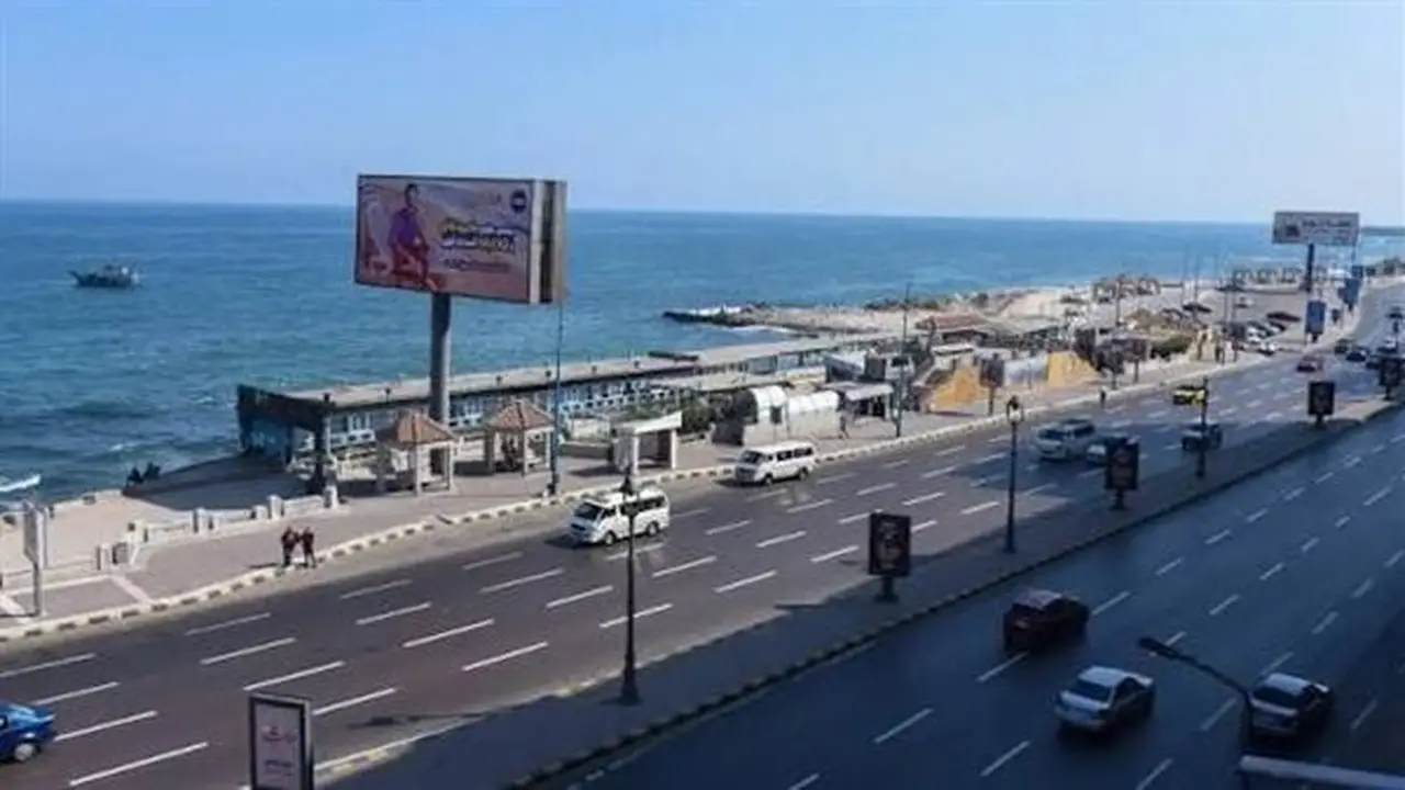 حملة مكثفة لإزالة الإشغالات على كورنيش الإسكندرية
