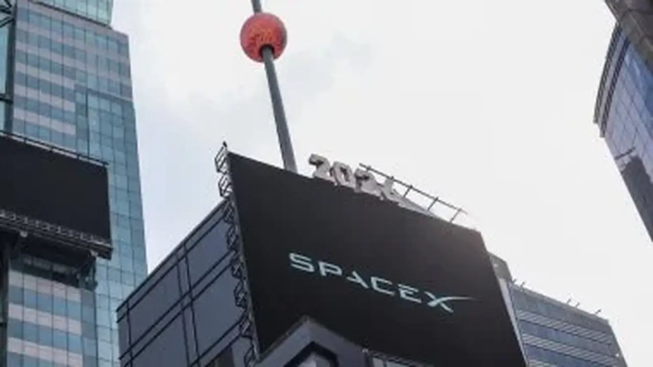 خطة SpaceX لوقف رحلات Falcon 9 التجارية تثير القلق في سوق الأقمار الصناعية