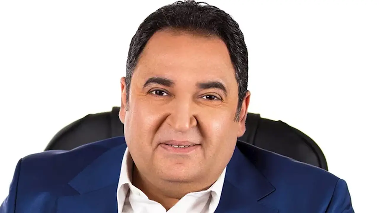 إعلامي مصري يسلط الضوء على تناقض الأولويات: سيدة ترصد 2 مليون جنيه للبحث عن كلبتها بينما أطفال يموتون بحثًا عن 100 جنيه