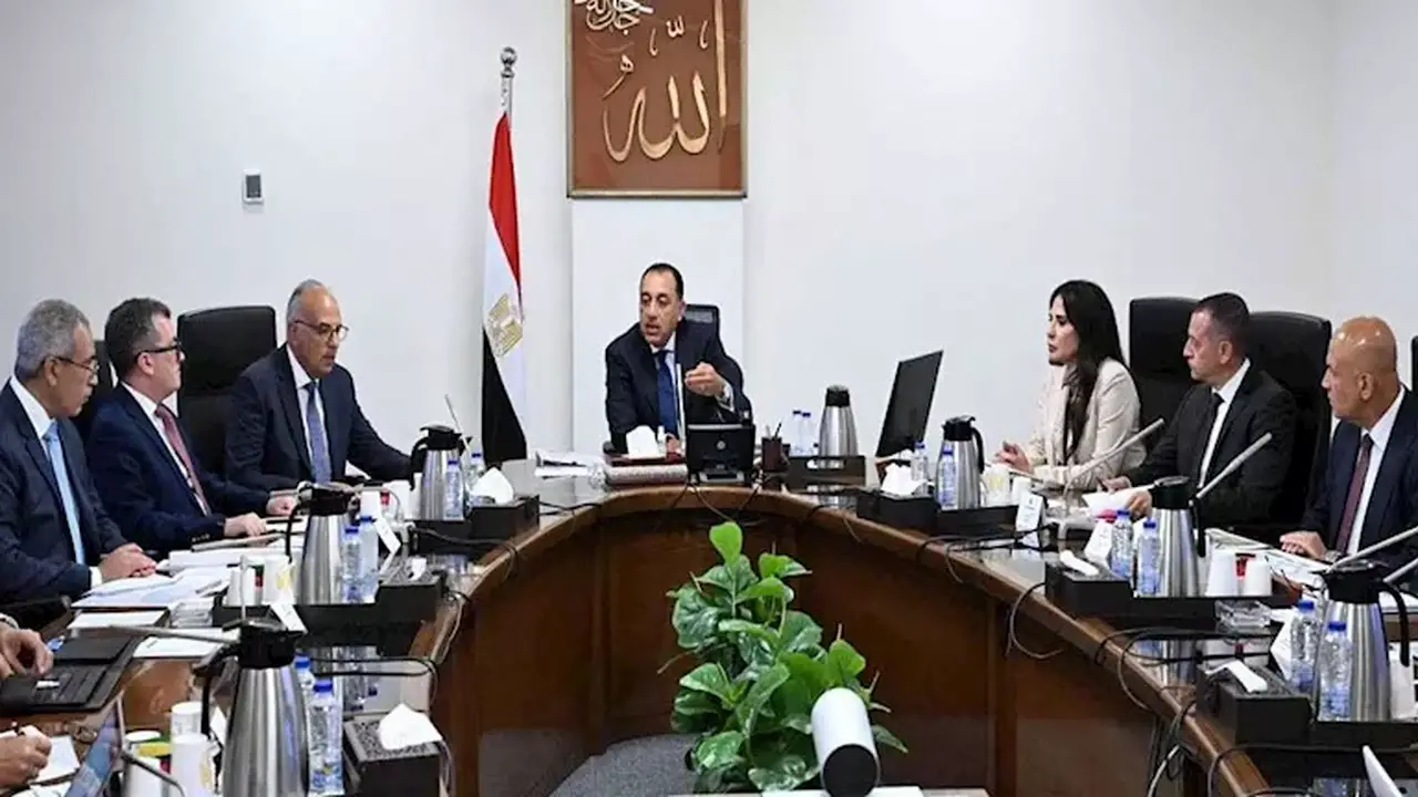 رئيس الوزراء يناقش تعزيز خدمات مياه الشرب والصرف الصحي في قرى أسوان