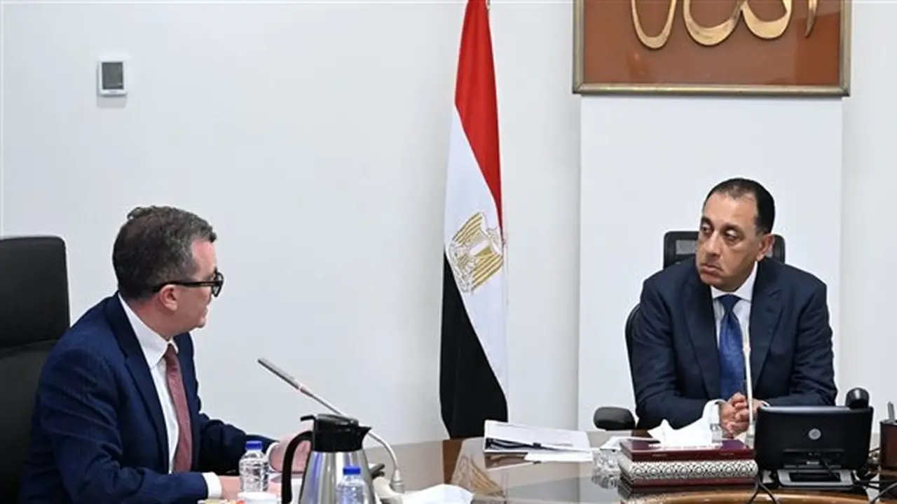 رئيس الوزراء يناقش مع وزير التخطيط سبل تعزيز الاستثمارات الأجنبية
