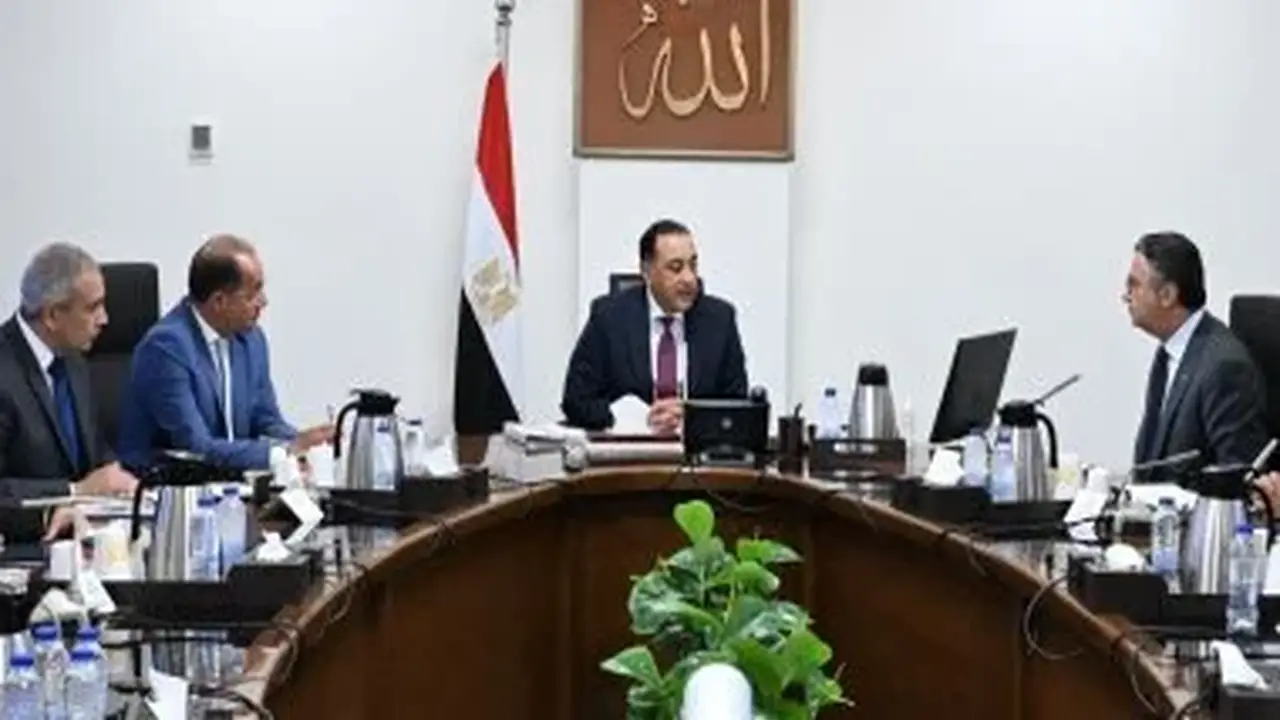 رئيس الوزراء يتابع جهود تطوير آلية الدعم النقدي السلعي