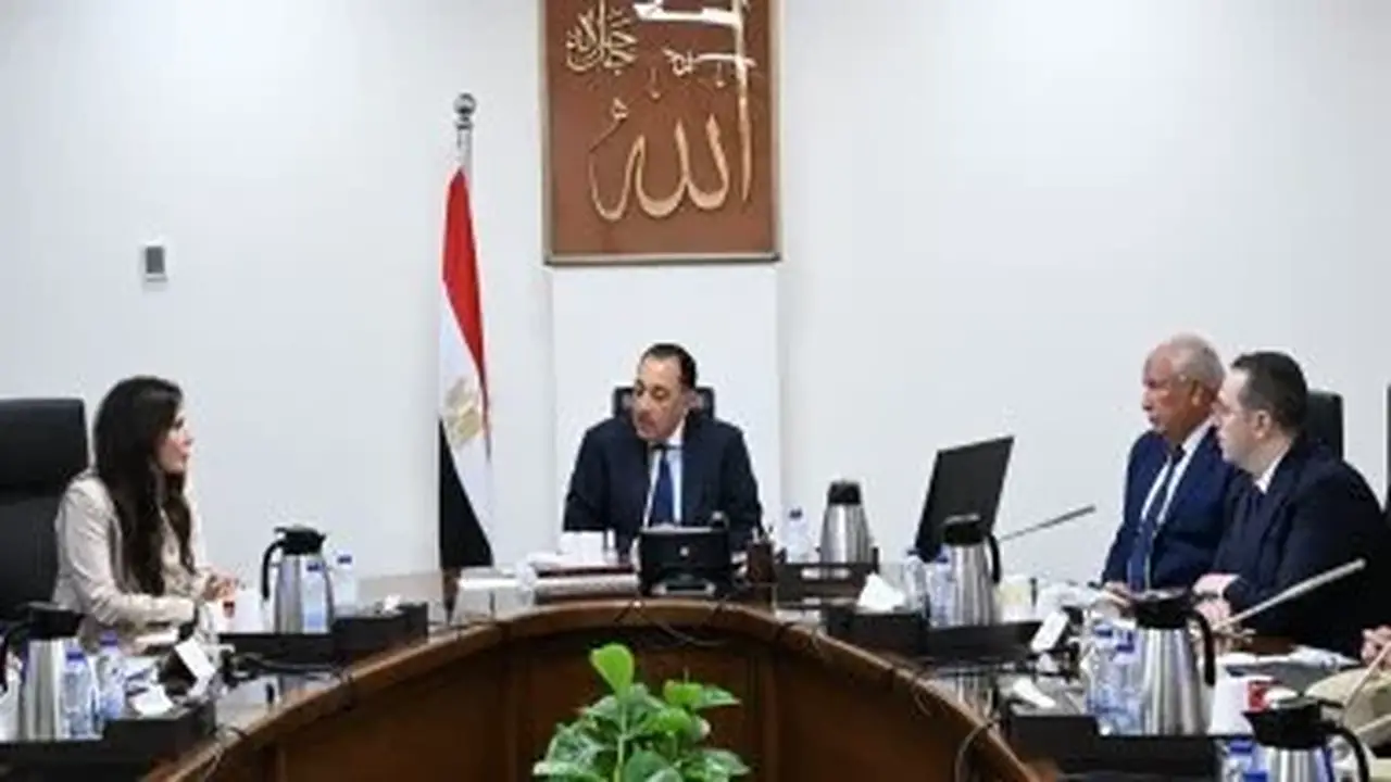 رئيس الوزراء يتابع جهود تطوير منطقة الساحل الشمالي الغربي