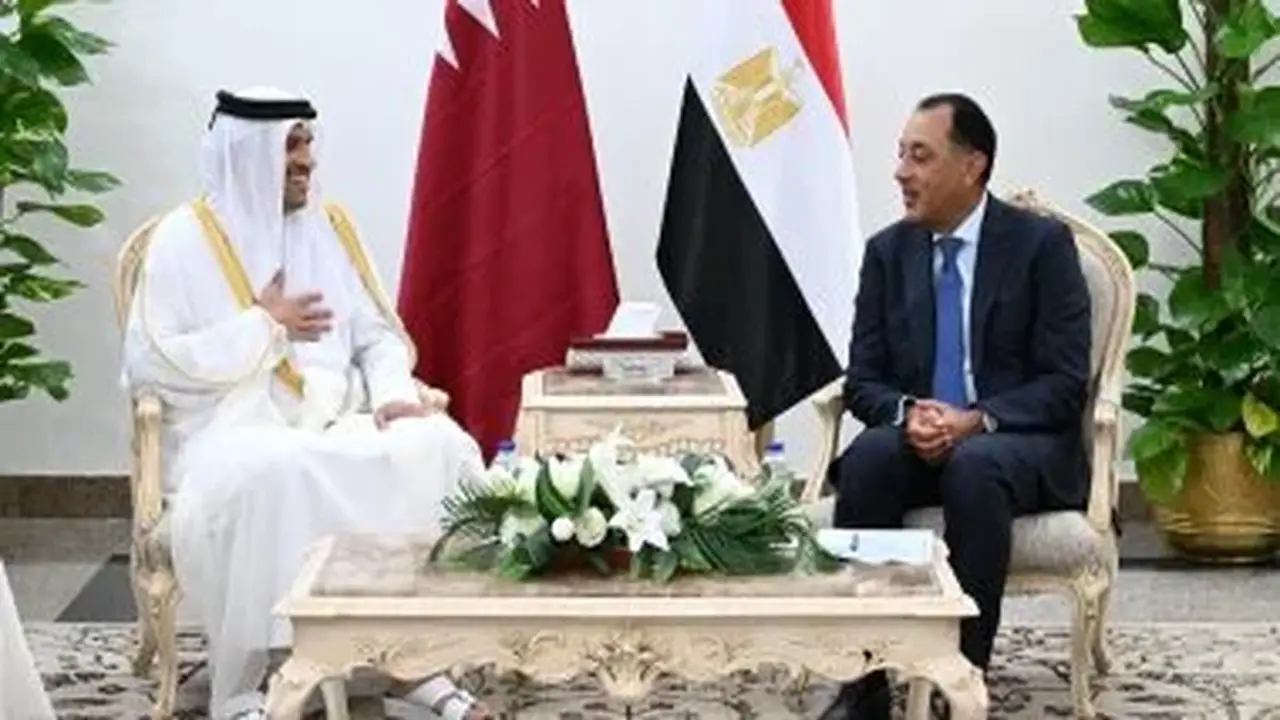 رئيس الوزراء المصري يستقبل نظيره القطري لبحث تعزيز التعاون المشترك