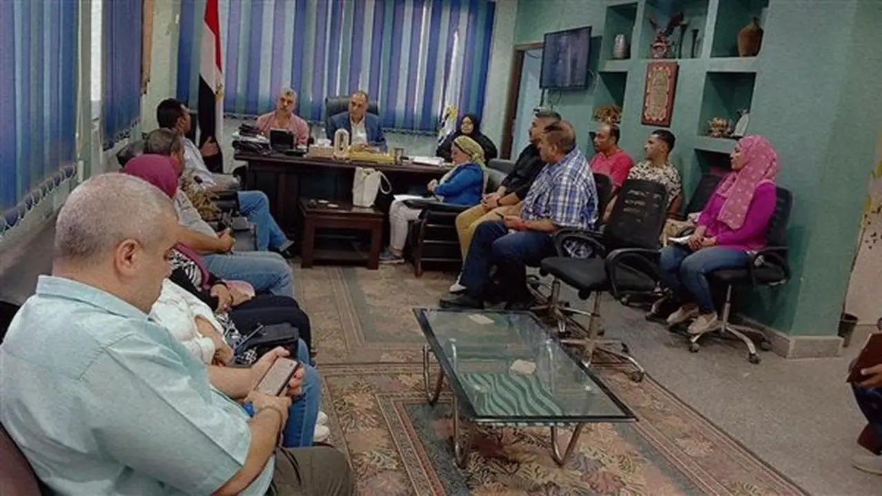 رئيس حي الزاوية الحمراء يناقش شكاوى المواطنين ويشرف على رصف شارع عادل السيد
