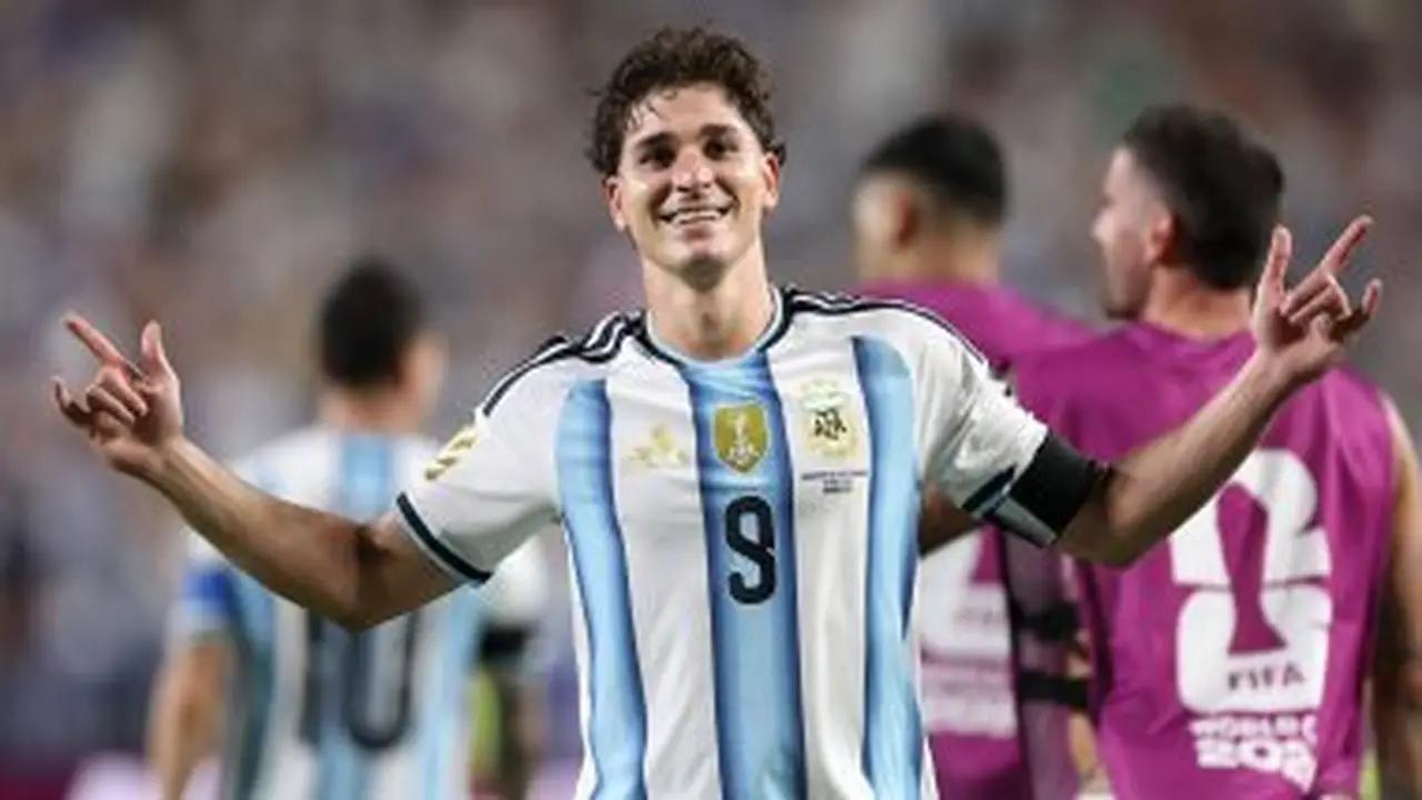روميرو يفاجئ برشلونة بمستقبل ألفاريز مع أتلتيكو مدريد