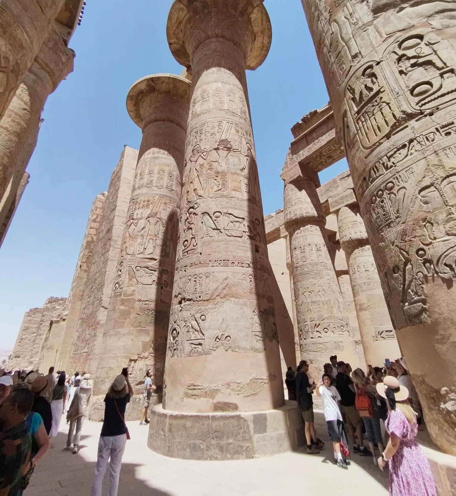 استمتاع السياح رغم حرارة الطقس بمعابد الأقصر استمتاع السياح رغم حرارة الطقس بمعابد الأقصر