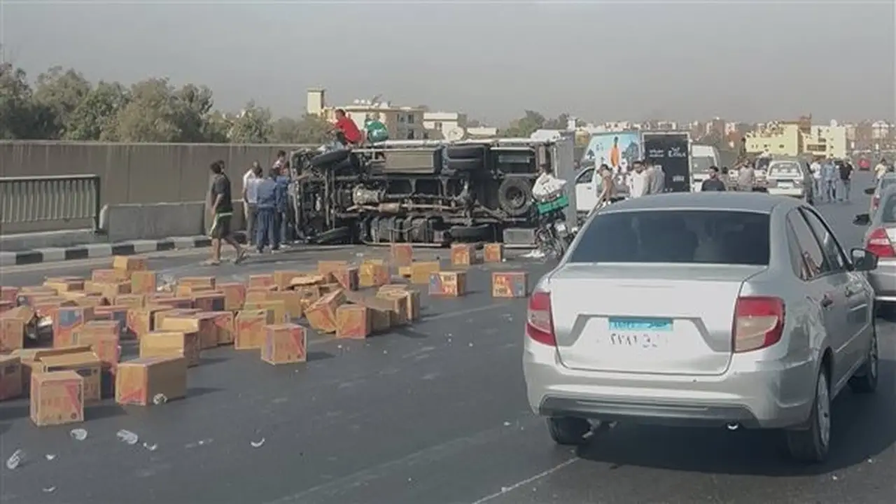 حادث انقلاب شاحنة محملة بالزجاج على الطريق الدائري يسبب شللاً مرورياً عند نزلة الرماية