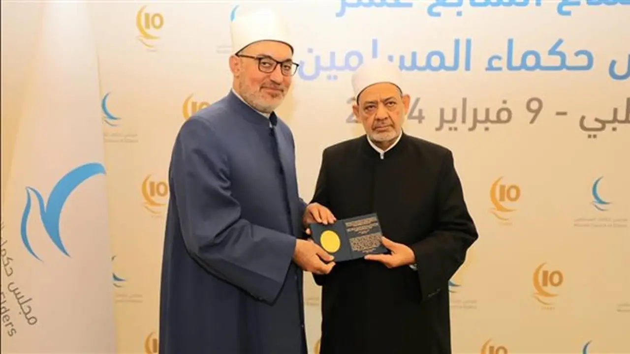 شيخ الأزهر يتصل بمفتي الجمهورية للاطمئنان على صحته ويدعو له بالشفاء العاجل