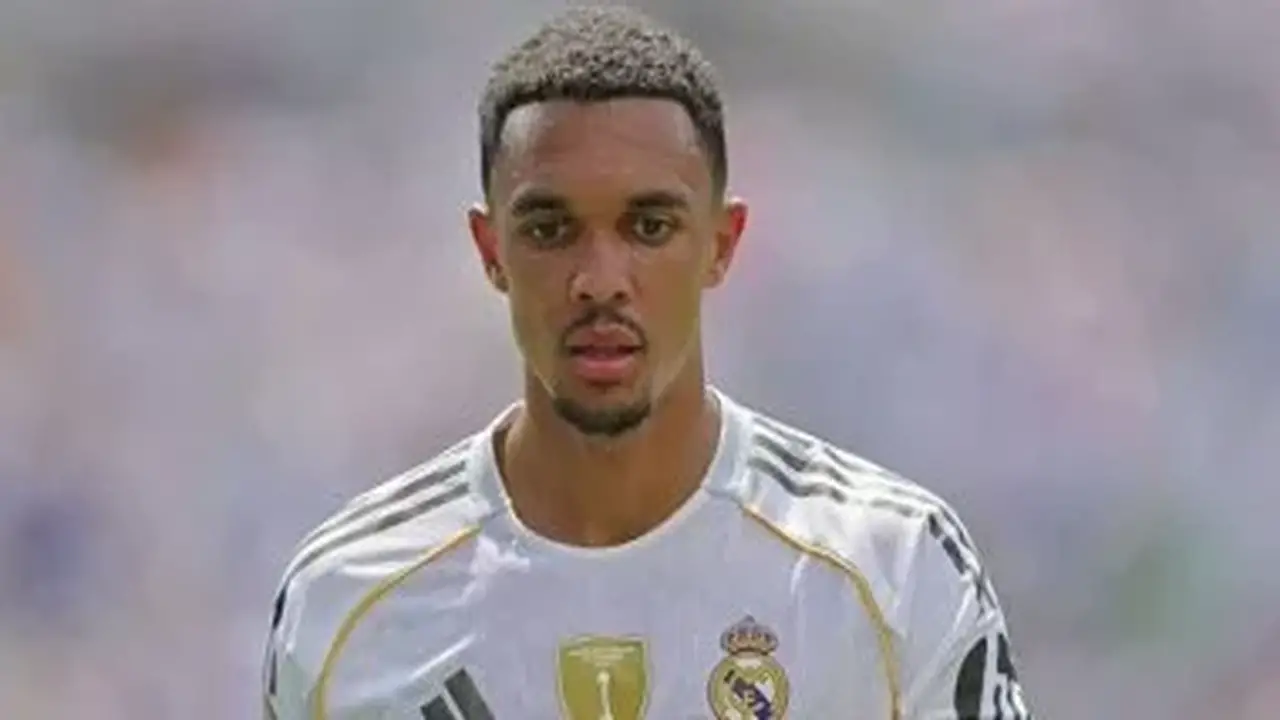 منافسة قوية بين أرنولد ودومفريس على مركز الظهير الأيمن في ريال مدريد