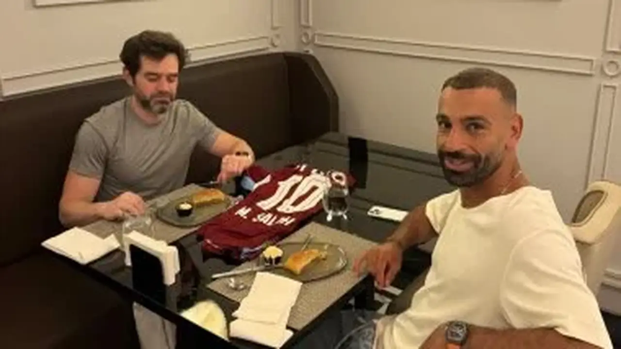 محمد صلاح ووكيله يتناولان الغداء في مطعم تركي بقميص طرابزون سبور