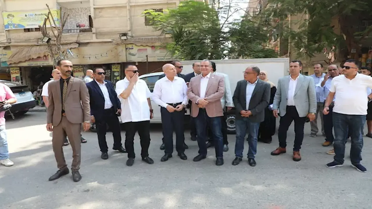 محافظ القاهرة يتفقد تطوير الطرق ورفع السيارات المتهالكة في جولة ميدانية