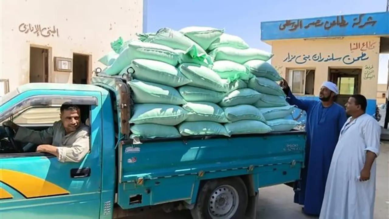 ضبط 7.5 طن من الدقيق البلدي المدعم وعسل أسود غير صالح للاستهلاك الآدمي في المنيا