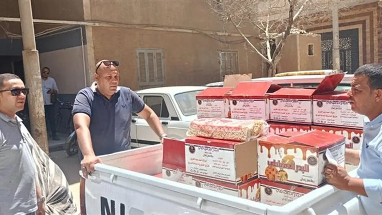 ضبط 37 طنًا من السكر والدقيق والأعلاف في حملة بالمنيا