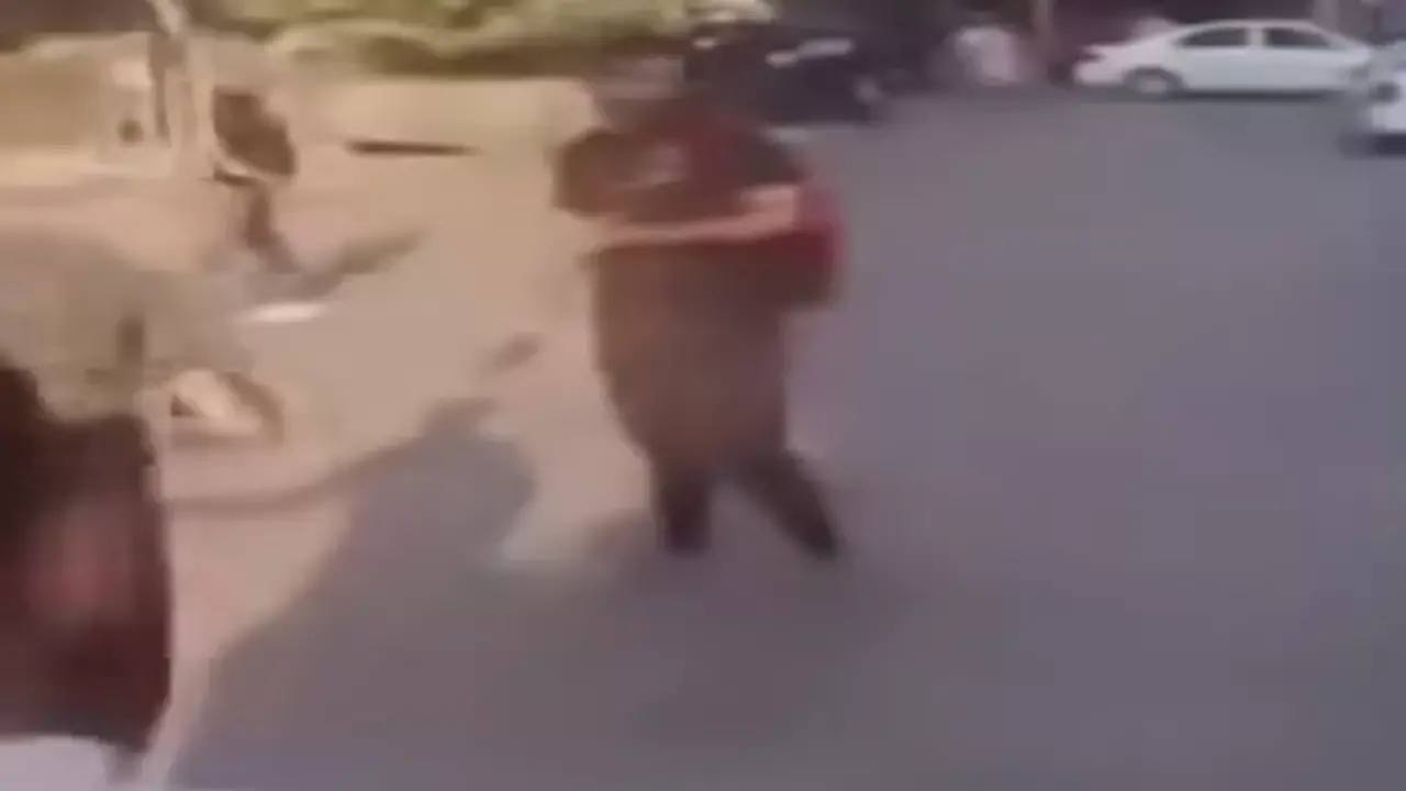 فيديو يوثق محاولة هرب المتهم بقتل والده بـ16 طعنة قبل القبض عليه