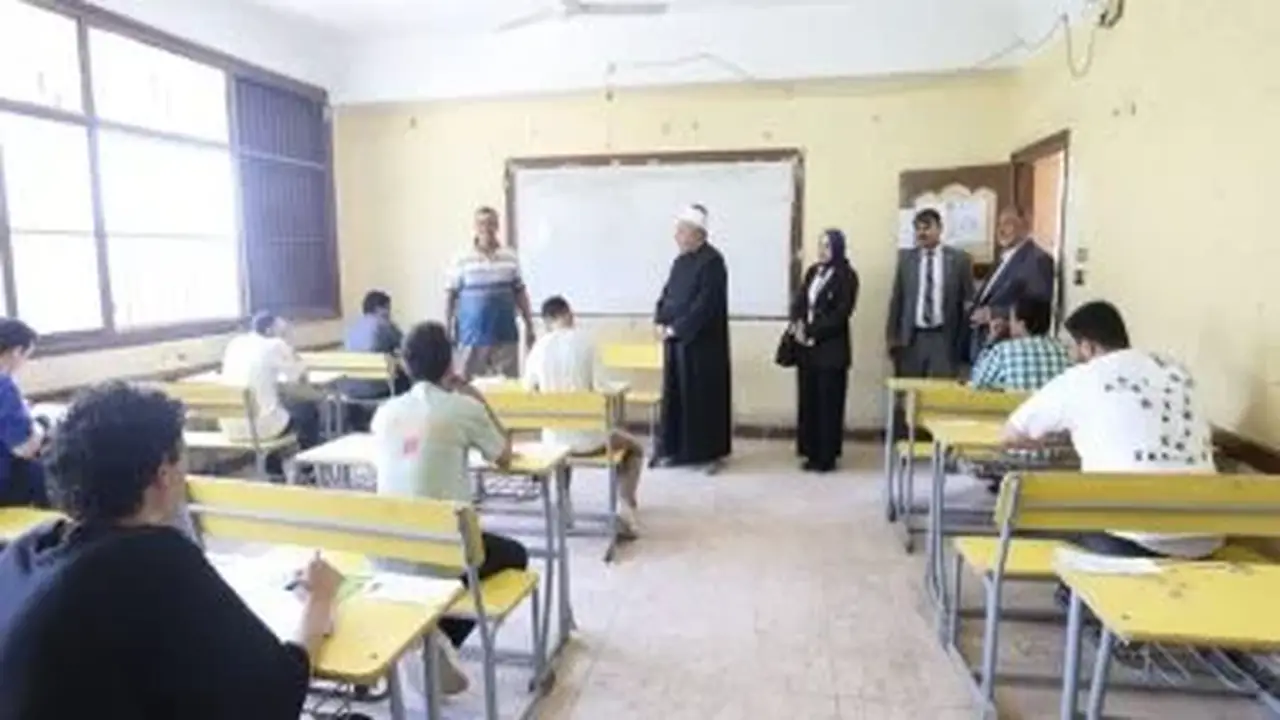 طلاب الثانوية الأزهرية يؤدون امتحانات الدور الثاني في الرياضيات والجغرافيا اليوم