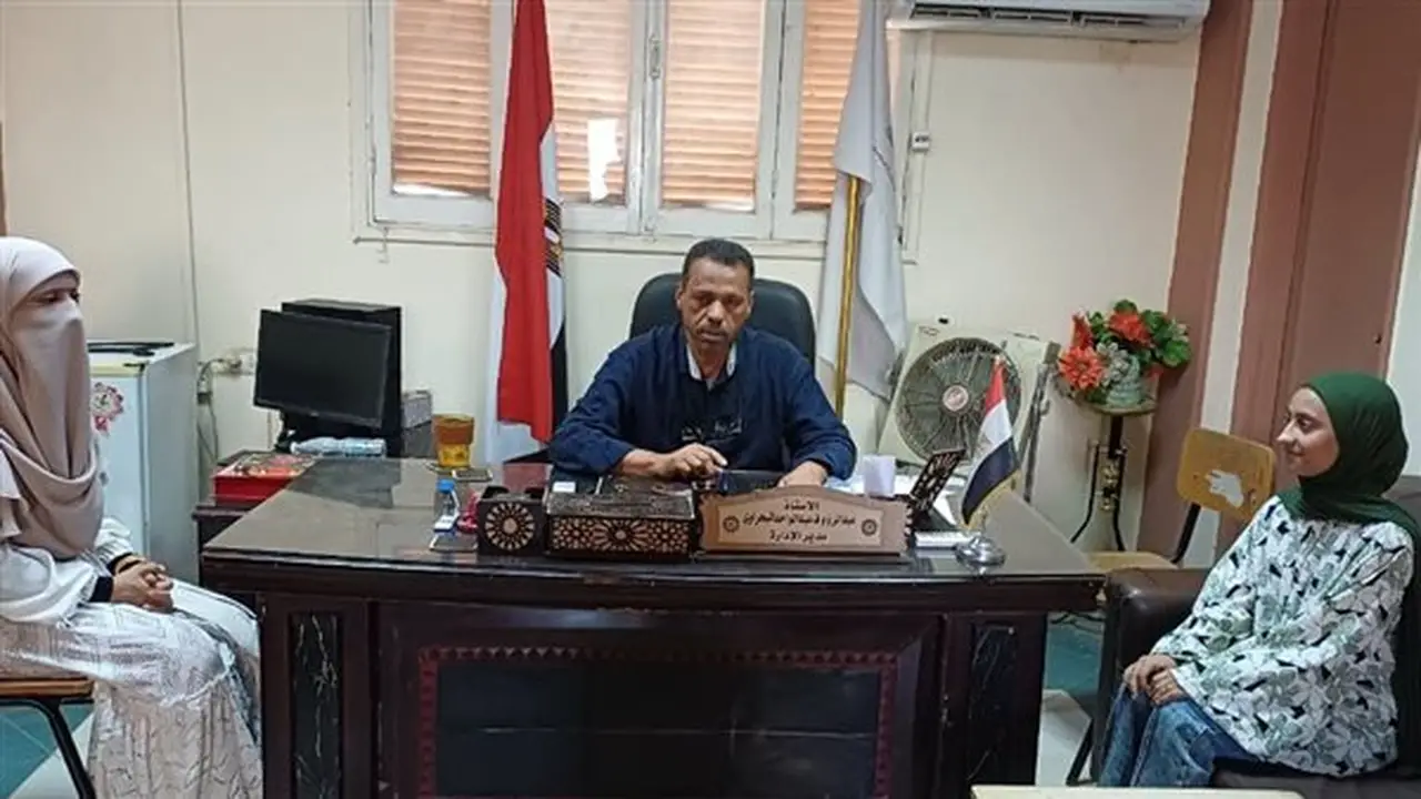 عبدالرؤوف عبدالواحد يستقبل شهد عبدالعليم الفائزة بالمركز الأول في البرمجة بمحافظة قنا