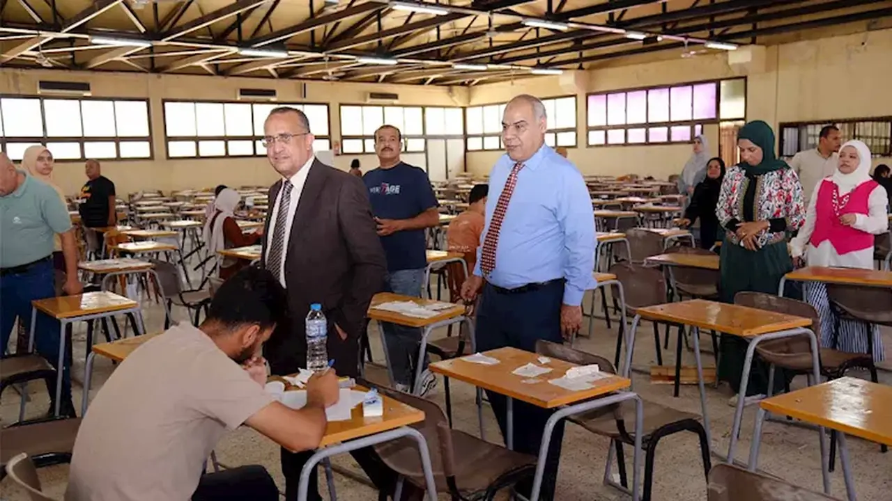 عميد كلية الطب بجامعة أسيوط يتفقد امتحانات الدور الثاني للفرقة الأولى