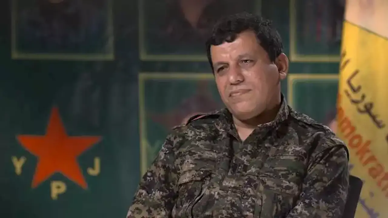 قائد قسد يعلن عن دمج المؤسسات الكردية في الدولة السورية