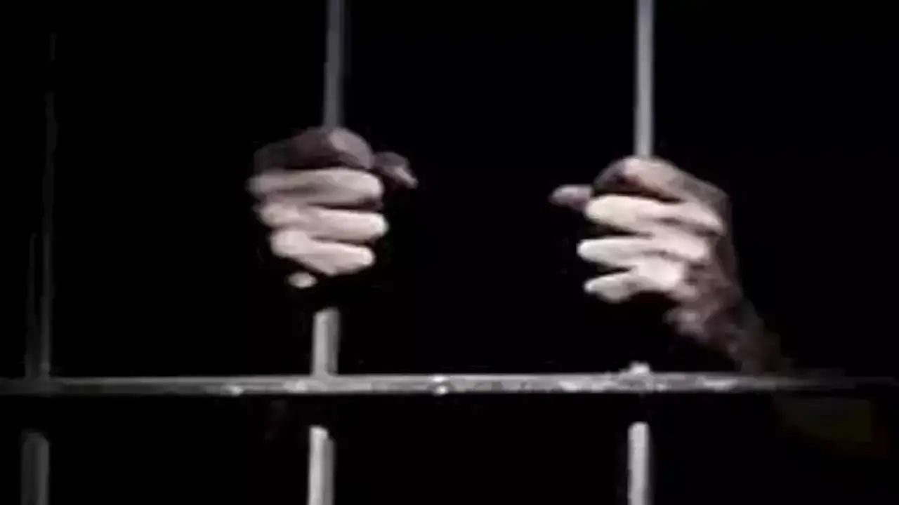 تجديد حبس المتهم بالتعدي على والدته وطردها من منزلها في دار السلام