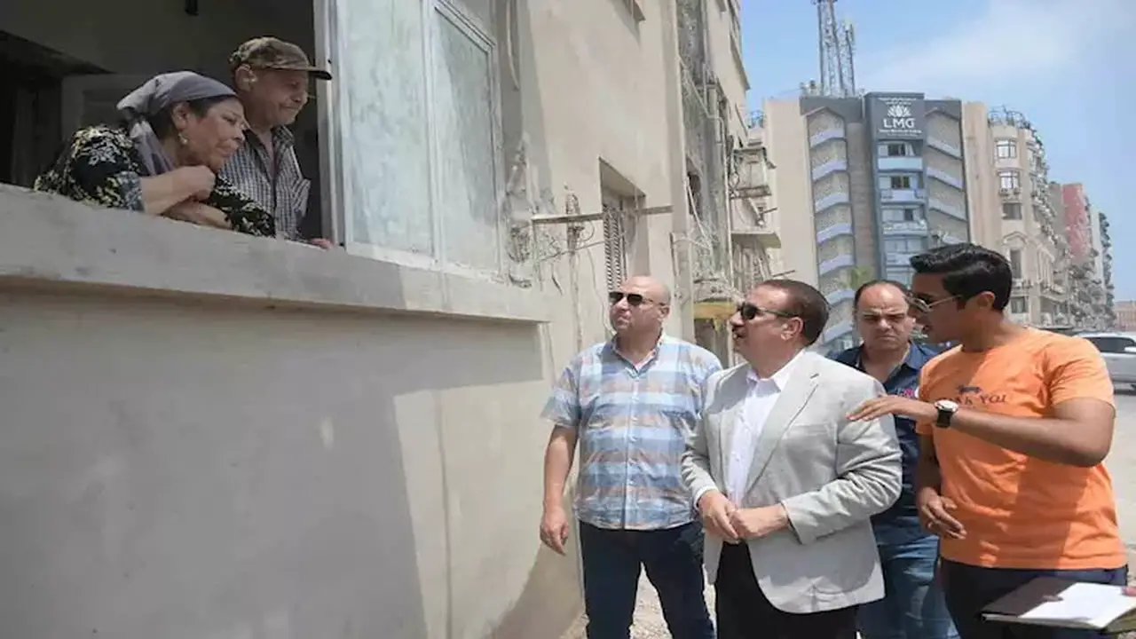 محافظ بورسعيد يتفاعل مع زوجين مسنين خلال جولة تفقدية: “عينينا ليكم”