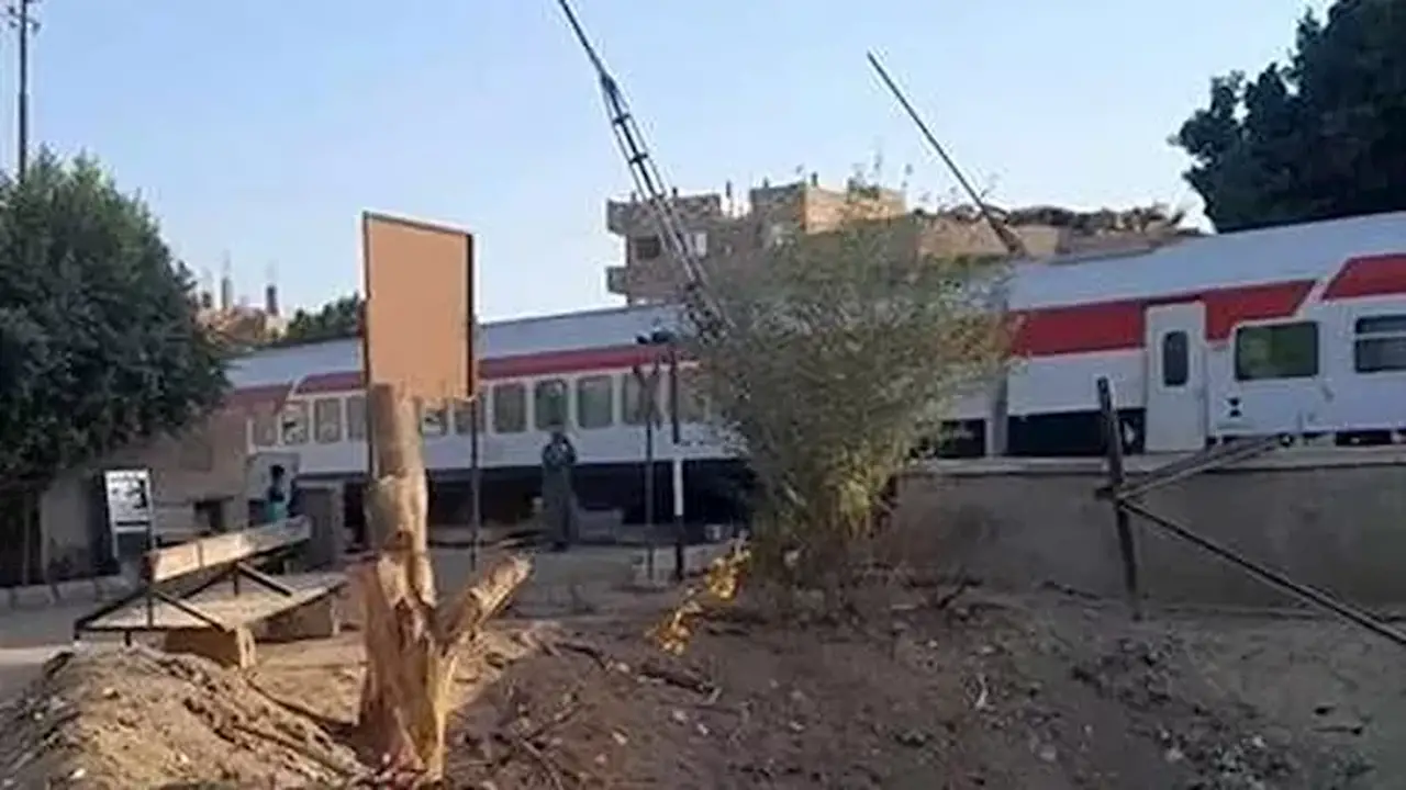 تحذيرات من كارثة على سكة الأشراف بعد عبور قطار من مزلقان مفتوح في قنا