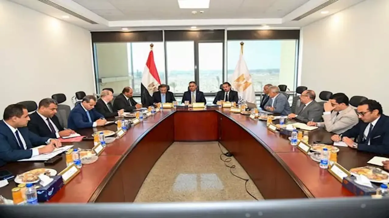 اجتماع حكومي بالعلمين لمتابعة خطوات تأسيس مشروع “كاري أون”