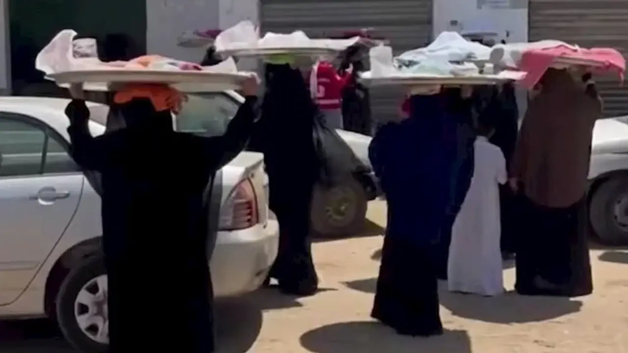 كرم أهل الملاك: نساء القرية يقدمن الطعام للمعزين في ضحايا حادث الدواويس – صور
