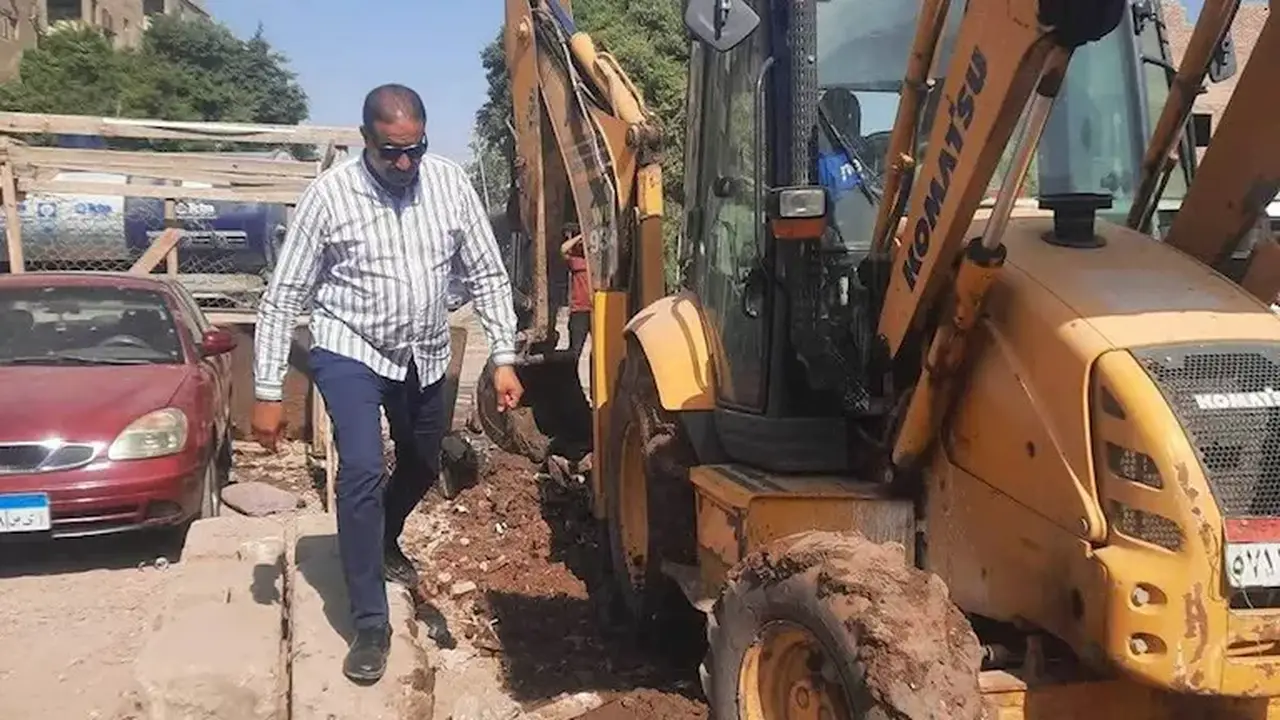 إصلاح كسر بخط مياه أمام مستشفى بهتيم.. استجابة سريعة من حي شرق شبرا الخيمة