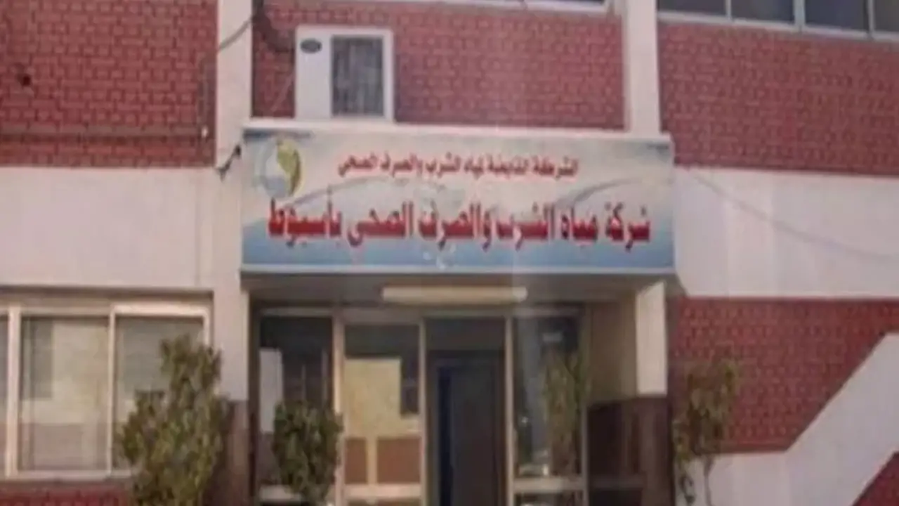 كسر مفاجئ في خط مياه رئيسي بالبداري يؤثر على الإمدادات وبدء تشغيل الآبار الارتوازية كبديل