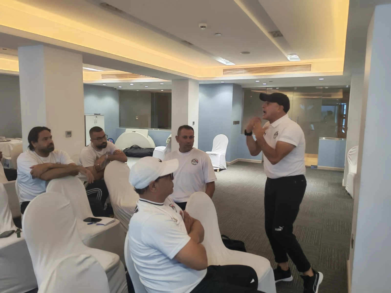 كمال عبد الواحد يحاضر كمال عبد الواحد يحاضر