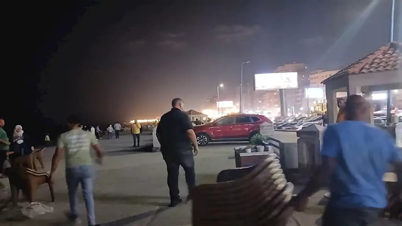 حملة لإزالة الإشغالات بكورنيش كامب شيزار بالإسكندرية للحفاظ على رؤية البحر – صور