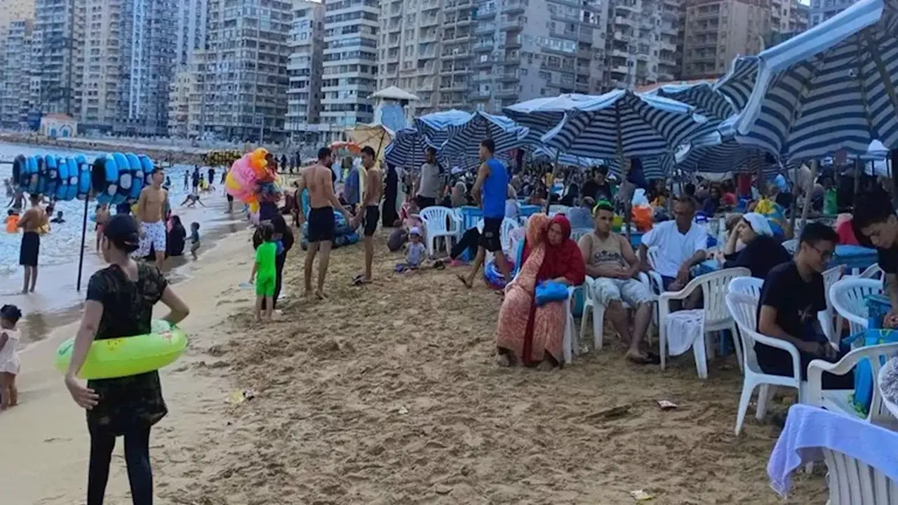 استمرار حظر السباحة بشواطئ العجمي وغرب الإسكندرية لليوم الثالث- صور