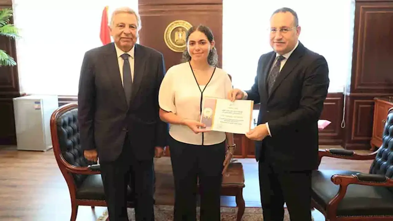 تكريم وزير التعليم العالي للطالبة هيا عمرو بعد مساعدتها لمصابي حادث أرابيلا بلازا