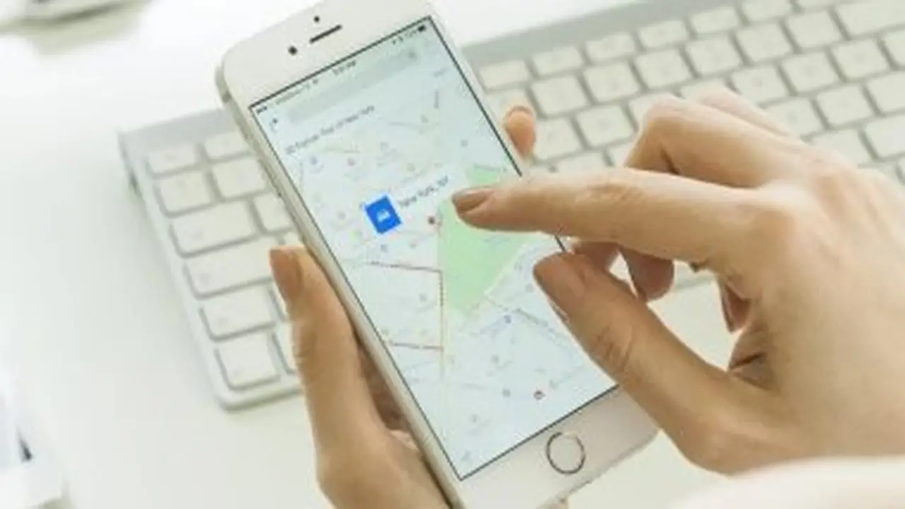 ما دلالة الخط الأحمر في خرائط Apple Maps؟