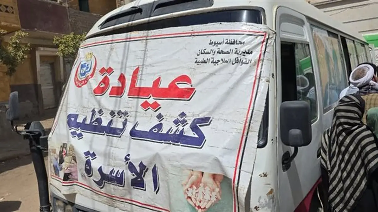 محافظ أسيوط: الكشف على 800 مواطن وتقديم العلاج المجاني ضمن قافلة “حياة كريمة” في قرية بني قرة