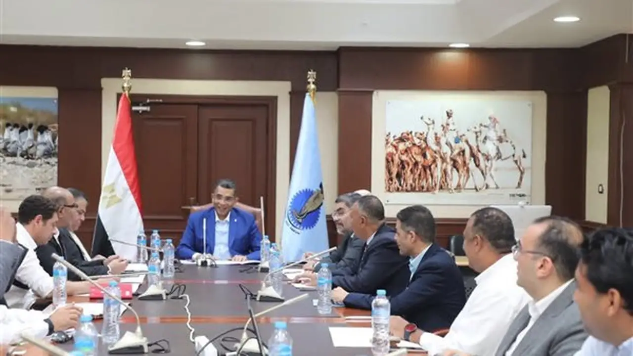 محافظ البحر الأحمر يوجه بسرعة دراسة مشروع المنطقة التراثية بمدينة القصير