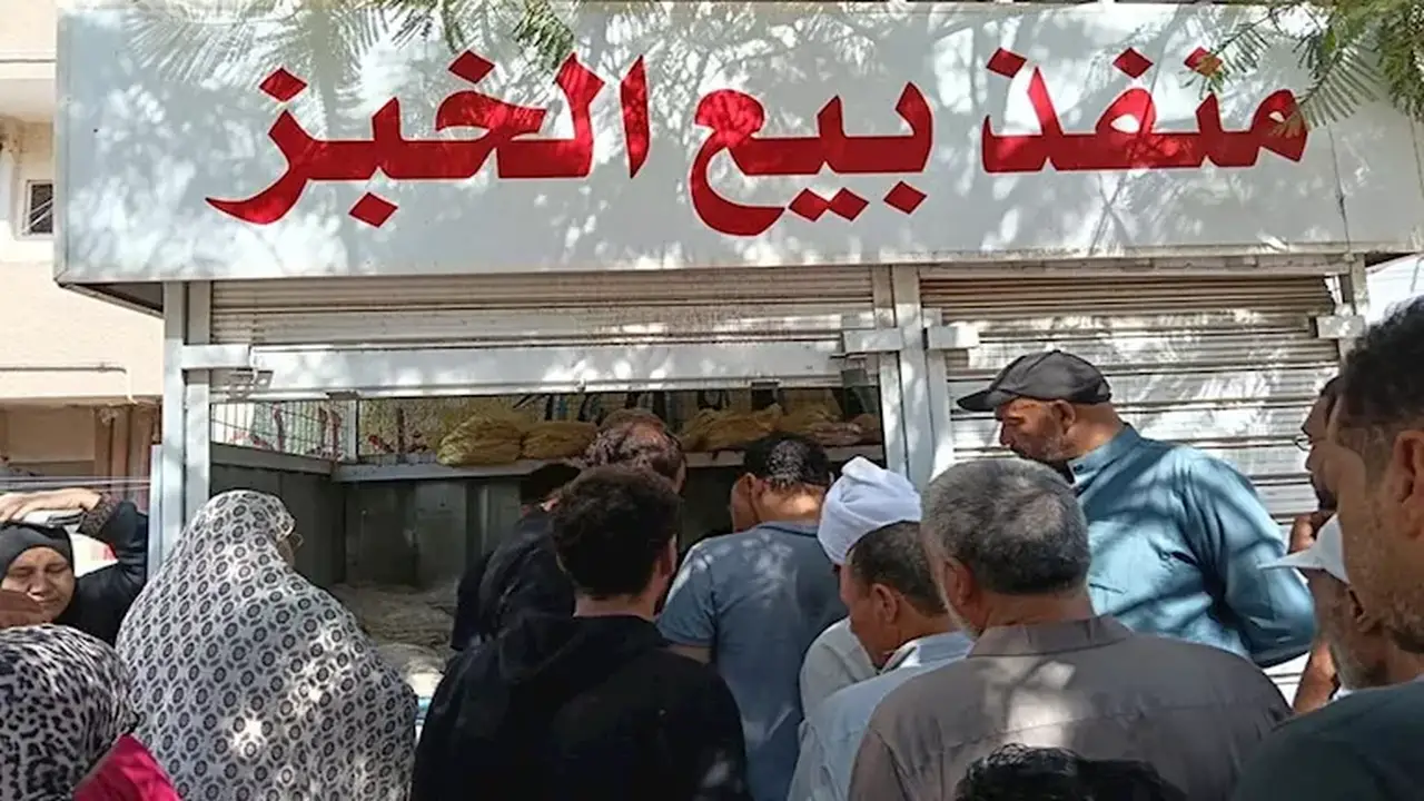 محافظ الدقهلية يفرض رقابة مشددة على المخابز ويمنع جمع البطاقات التموينية