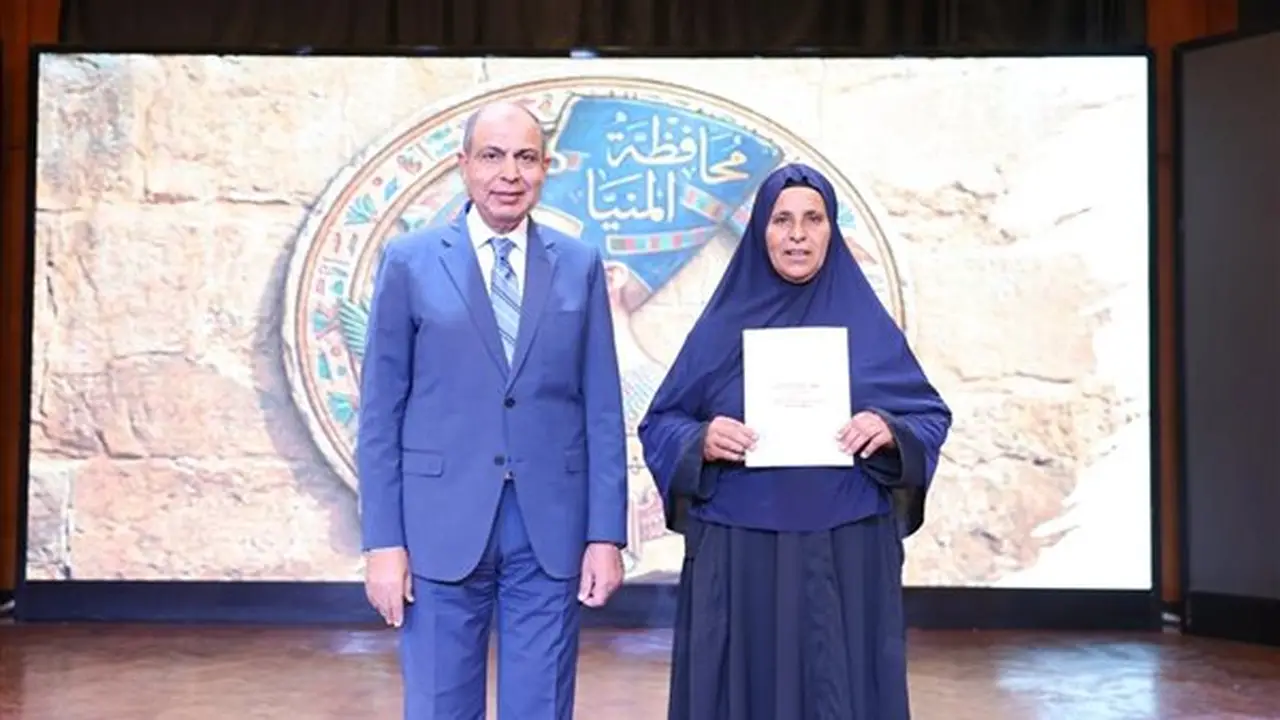 محافظ المنيا يوزع 550 عقدًا جديدًا لتقنين أراضي أملاك الدولة