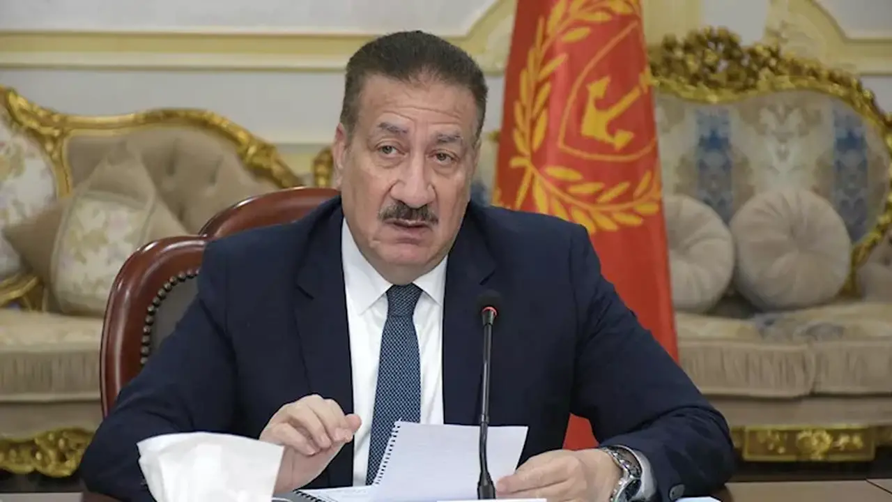 محافظ بورسعيد يحيل مخالفات إدارة المركبات للنيابة ويعفي مديرها
