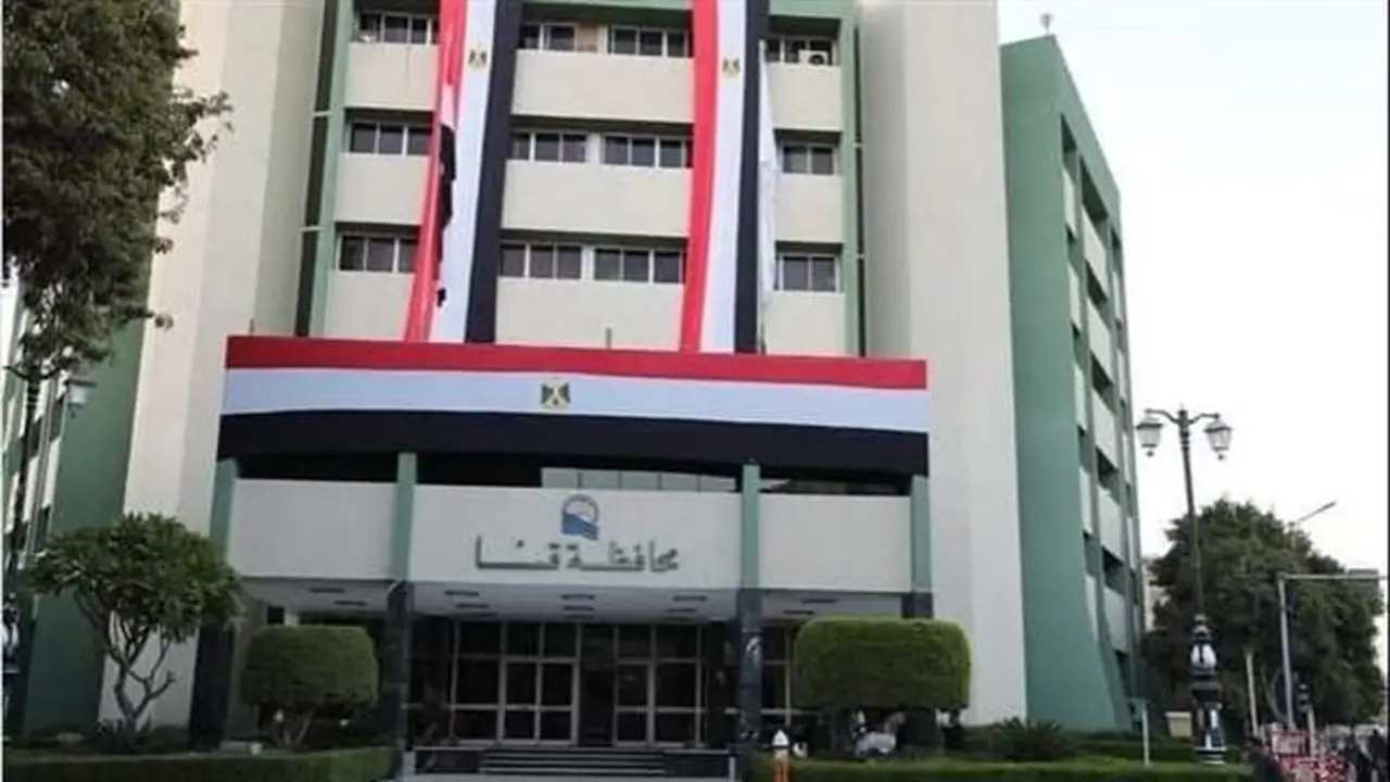 محافظ قنا يستعرض 205 شكاوى خلال اللقاء المفتوح مع المواطنين