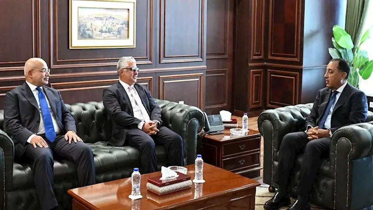 مدبولي يشهد تسليم رئاسة الهيئة العامة للمنطقة الاقتصادية لقناة السويس