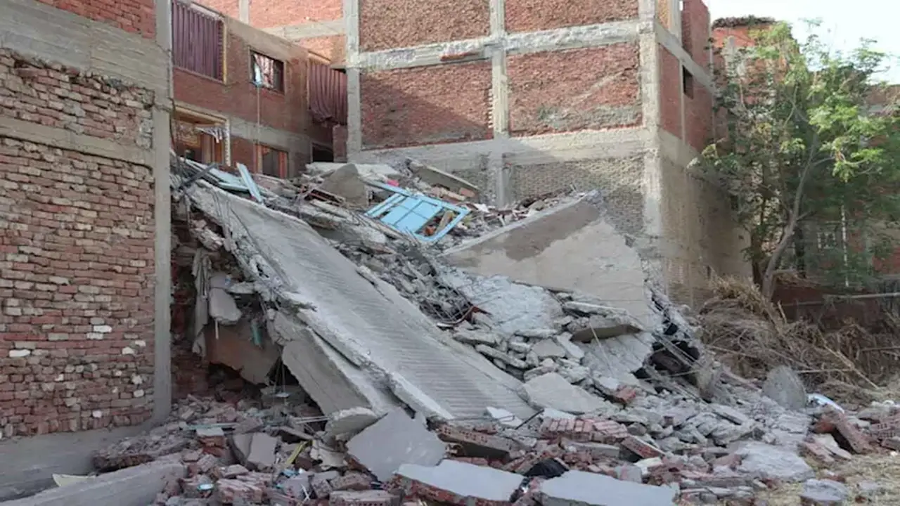 انهيار منزل مكون من 4 طوابق في نجع عزيز بسوهاج