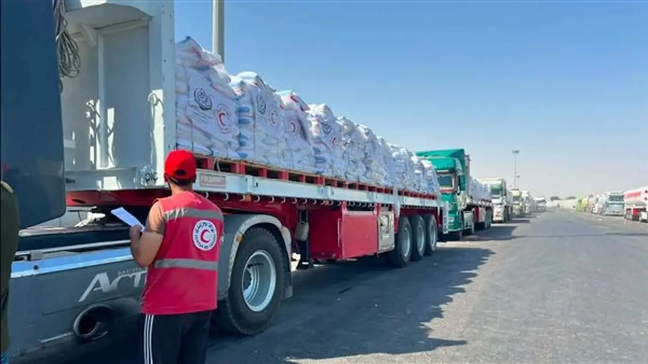 الهلال الأحمر المصري يطلق قافلة مساعدات ضخمة إلى غزة بوزن 2741 طنًا
