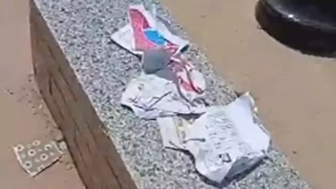 مواطن يمزق مستنداته أمام التأمين الصحي بقويسنا احتجاجًا على تعطل طلبه – فيديو